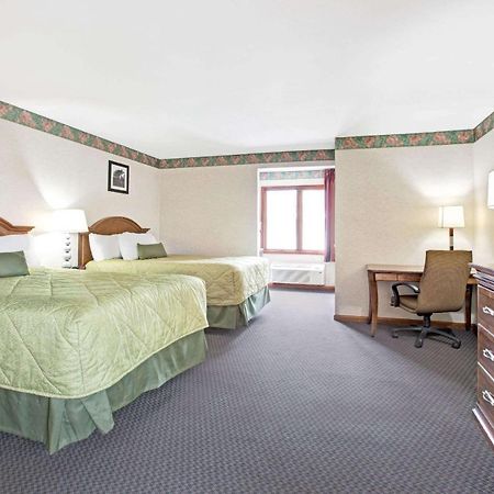 Ramada By Wyndham Flemington Hotel Buitenkant foto