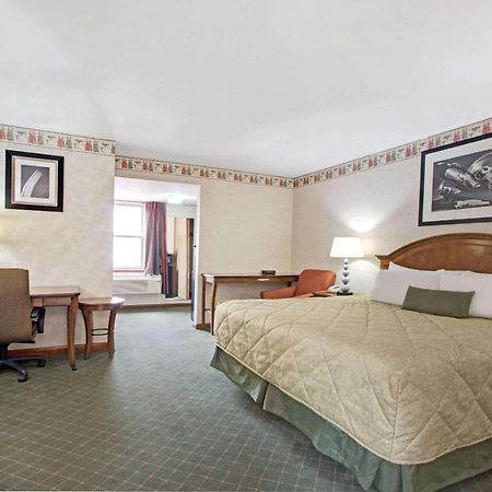 Ramada By Wyndham Flemington Hotel Buitenkant foto