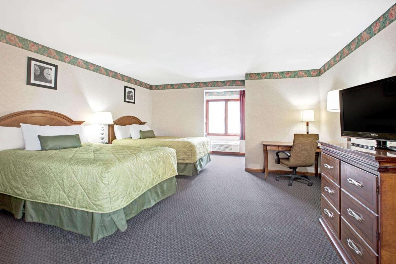 Ramada By Wyndham Flemington Hotel Buitenkant foto