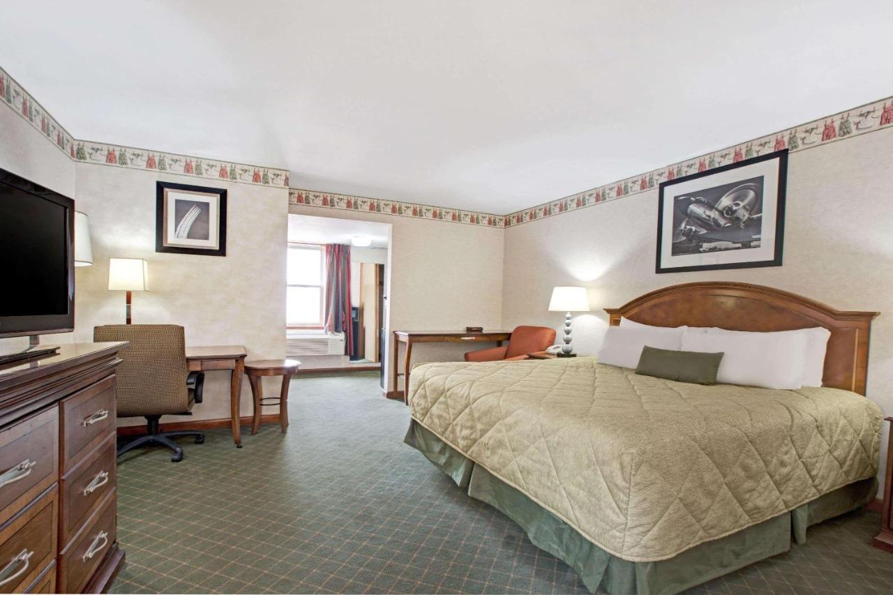 Ramada By Wyndham Flemington Hotel Buitenkant foto