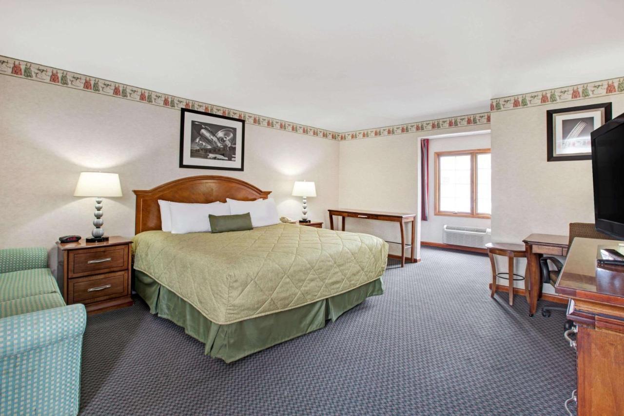 Ramada By Wyndham Flemington Hotel Buitenkant foto