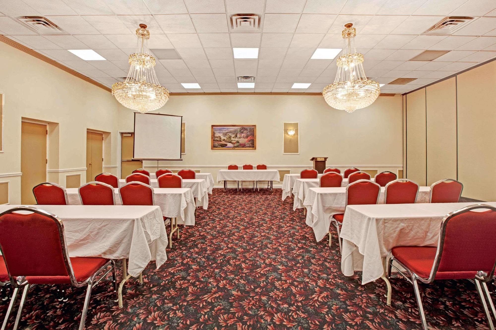 Ramada By Wyndham Flemington Hotel Buitenkant foto