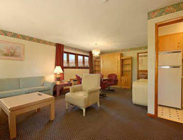 Ramada By Wyndham Flemington Hotel Buitenkant foto