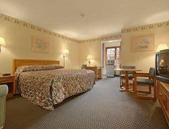 Ramada By Wyndham Flemington Hotel Buitenkant foto