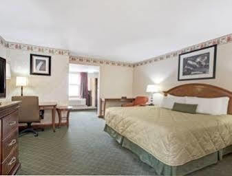 Ramada By Wyndham Flemington Hotel Buitenkant foto